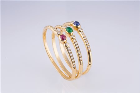 Un Bracciale rigido in oro 18 kt, gr 23, zaffiro cabochon di cts. 2 circa,...
