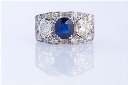 Anello in oro bianco con zaffiro birmano e diamanti di cts 1.50 circa. . ....