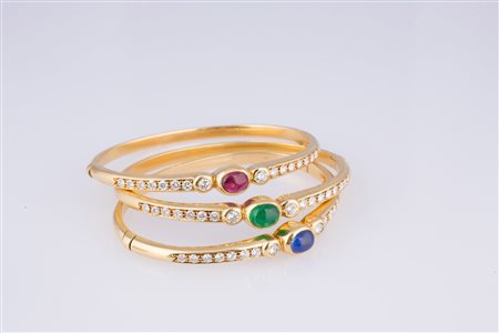 Un Bracciale rigido con smeraldo cabochon cts. 2 circa, brillanti cts 1.28,...