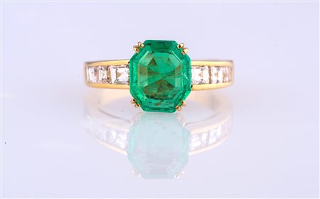 Anello in oro 18 kt gr 3.7 smeraldo cts 2.17 e brillanti carrè cts 0.60. . ....