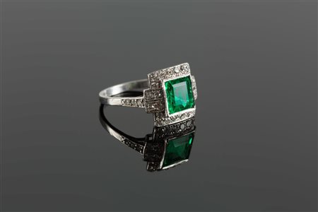 Anello in oro bianco gr 4,10, diamanti cts 0.40 circa, smeraldo cts 2.00. . ....