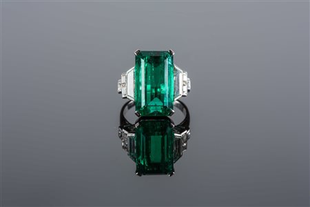 Anello in platino 1930 circa, con diamanti baguettes e smeraldo centrale ct...