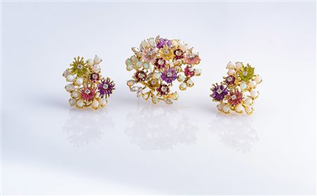 Orecchini e spilla gr 48.60 con opali, brillanti e corindoni vari. . ....