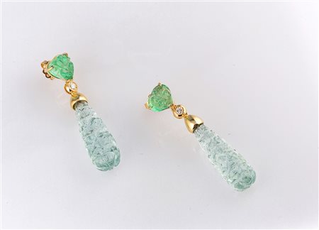 Orecchini in oro 18 kt con acquamarina incisa, smeraldi gravè e brillanti per...