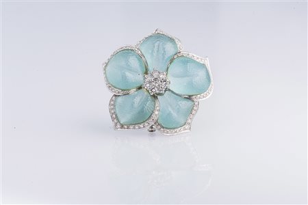 DE AMBROSI Spilla in oro bianco, gr 29.40, diamanti cts 2.56 e petali di...