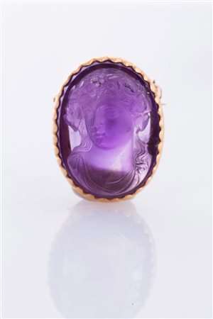 Spilla in ametista e oro 18 kt con inciso volto di dama. . . [Nessun Autore]...