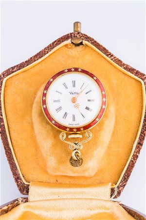Orologio ciondolo in oro 18 k e smalti con fondello intarsiato e decorato con...
