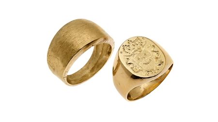 LOTTO DI DUE ANELLI in oro giallo: -con stemma nobiliare inciso. Peso gr 8,4....